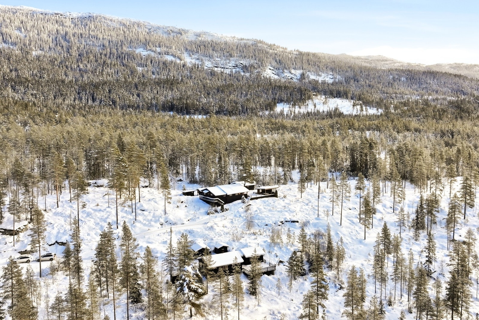 Oppkjørte snøskuterløyper gir gode skimuligheter i umiddelbar nærhet. Turstier som blant annet tar deg igjennom flere sætre og videre opp til høyfjellet' Galleribilde