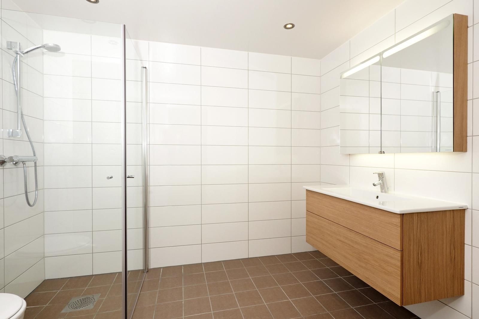 Et av to bad Galleribilde