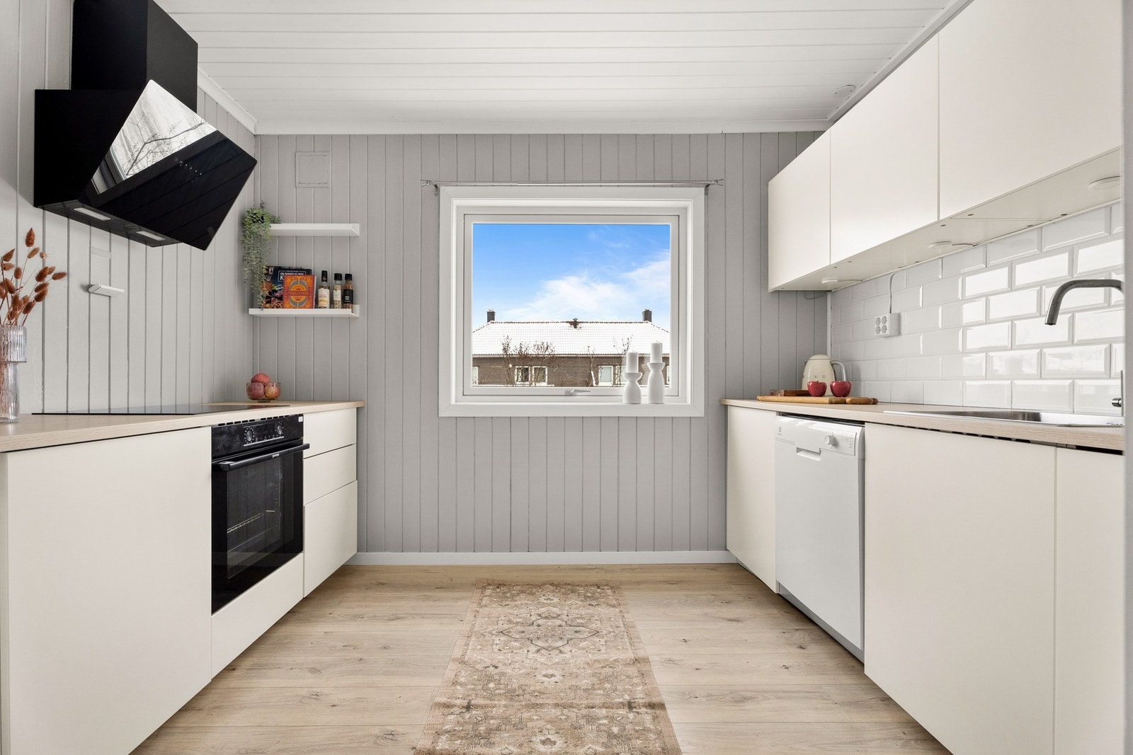 Kjøkkenet har et stilrent design med god skap- og benkeplass. Galleribilde