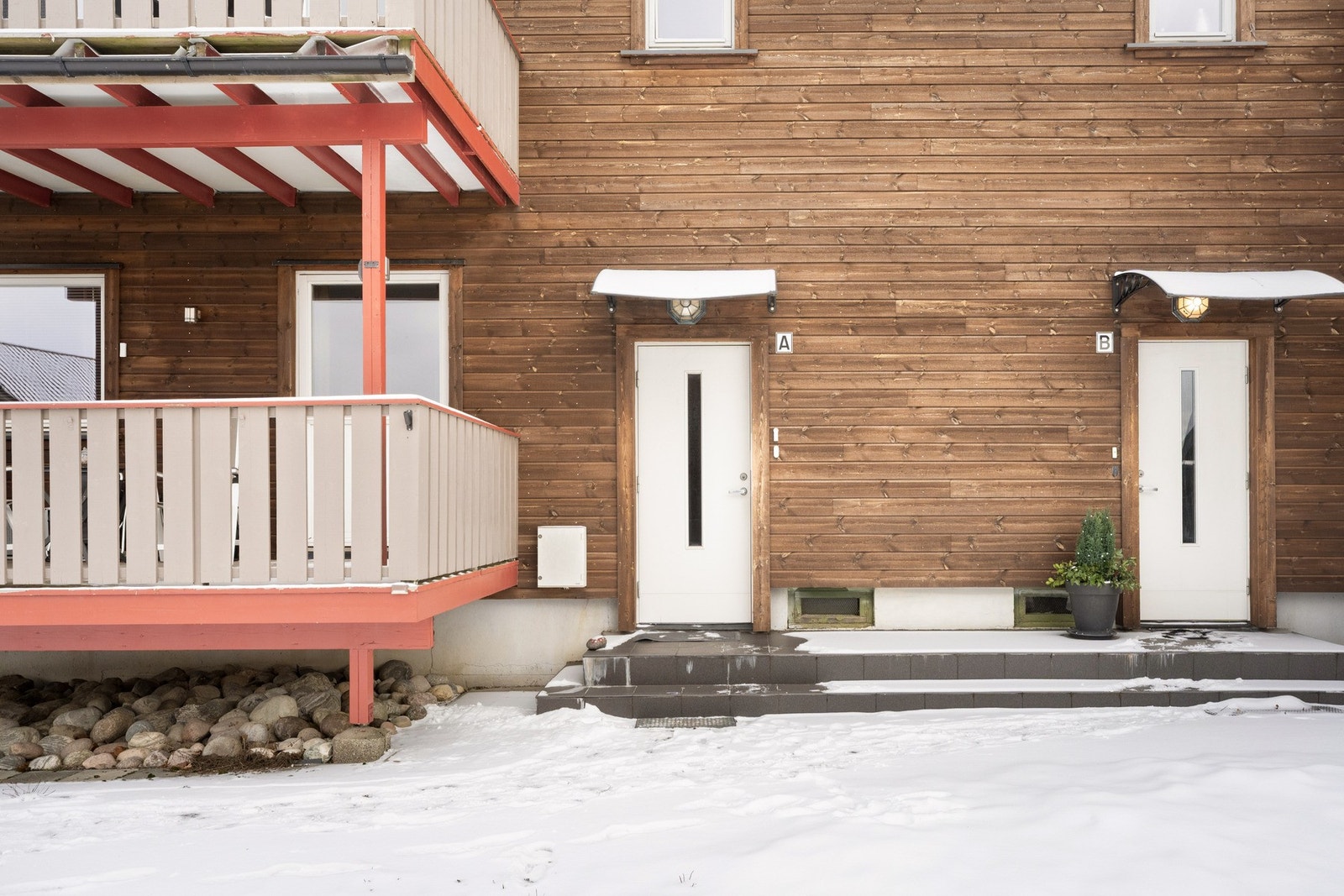 Leiligheten fikk nye vinduer i 2015, og balkongdøren ble skiftet ut i 2005. Galleribilde