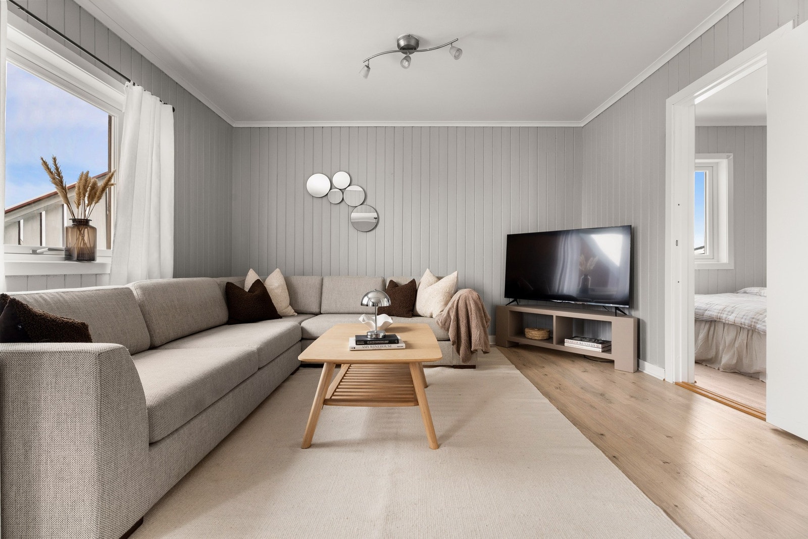 Her er det god plass til sofagruppe og tv-/mediastasjon. Galleribilde