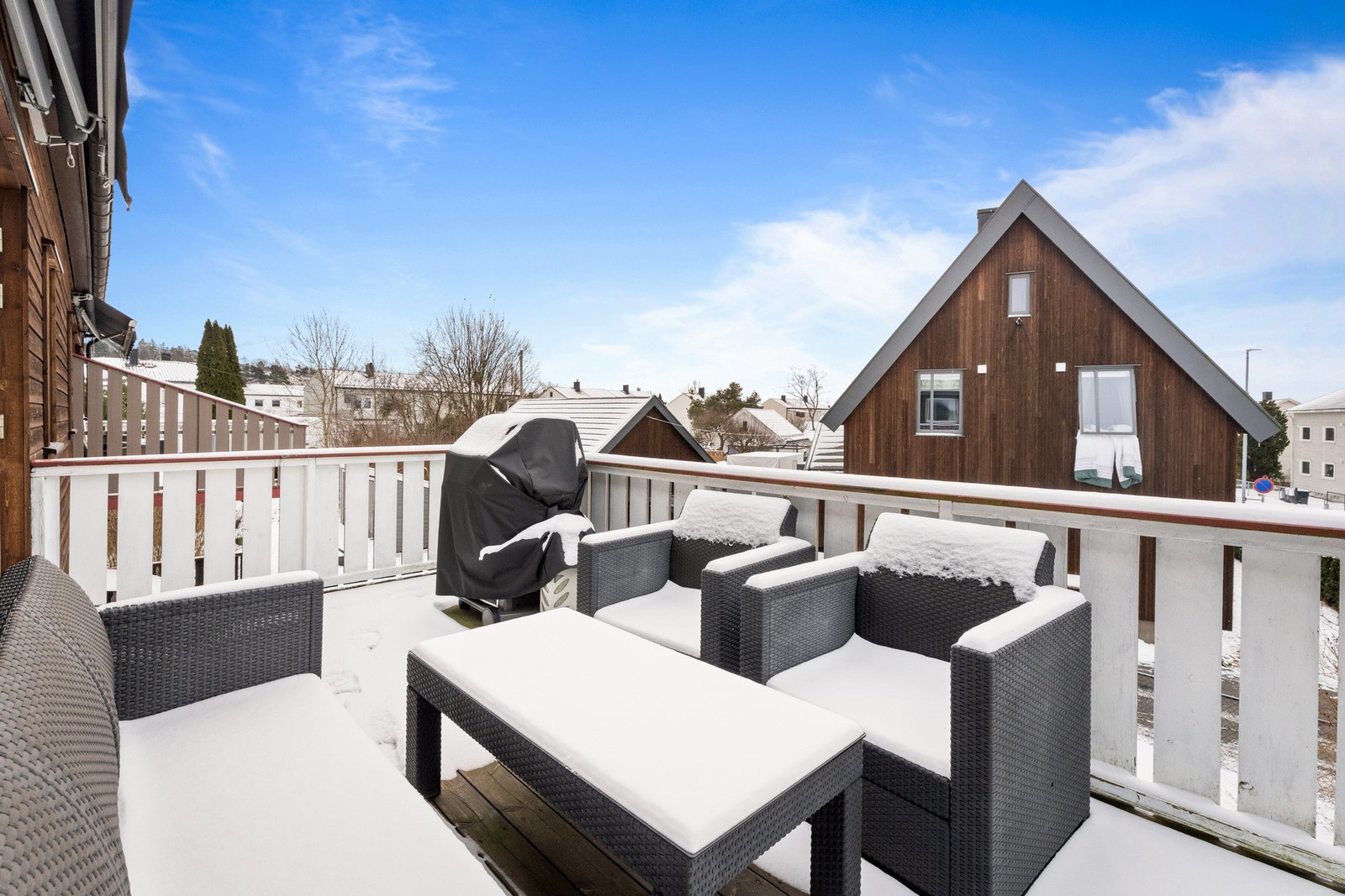 Fra spisestuedelen er det utgang til en sydvestvendt balkong på ca. 11 kvm Galleribilde