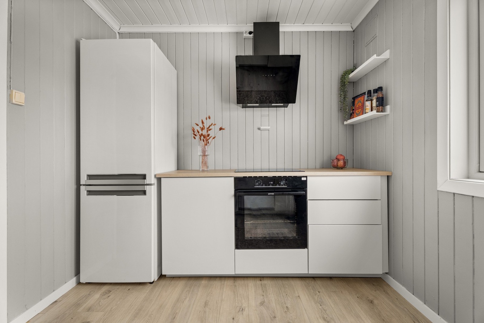 benkeplass. Innredningen har hvite fronter og i en lys laminatbenkeplate er det en nedfelt kum i stål. Galleribilde