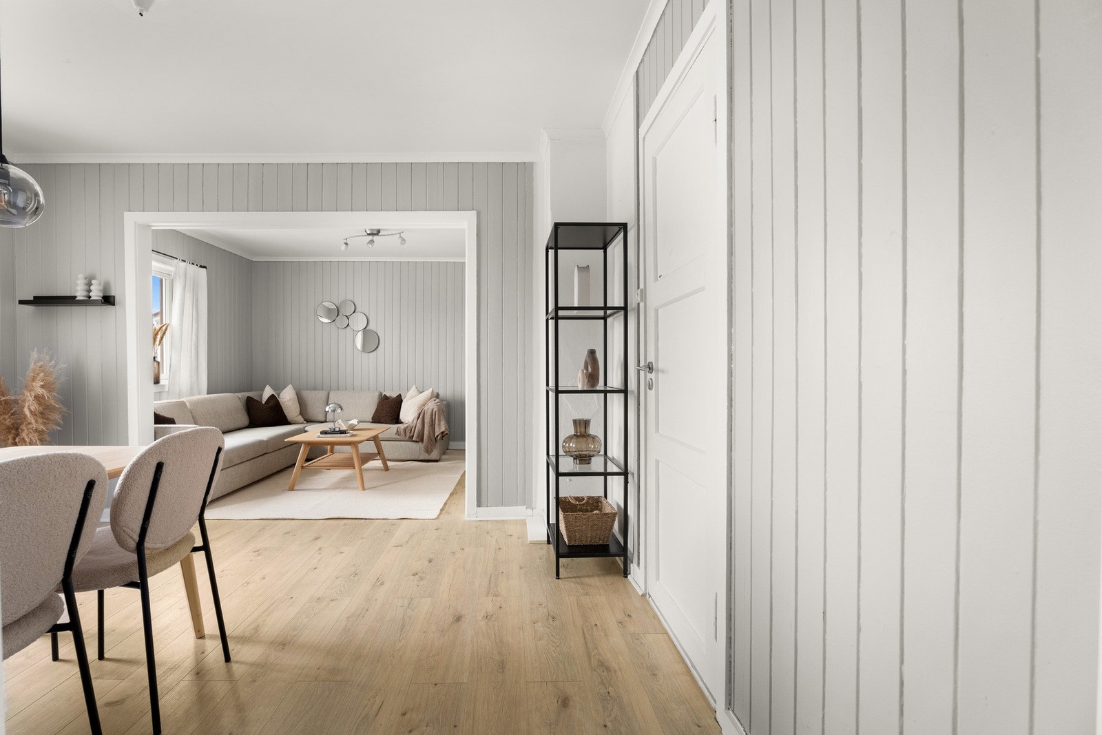 Stuen oppleves som luftig og koselig, og det todelte rommet gir fine, definerte soner for møblering. Galleribilde