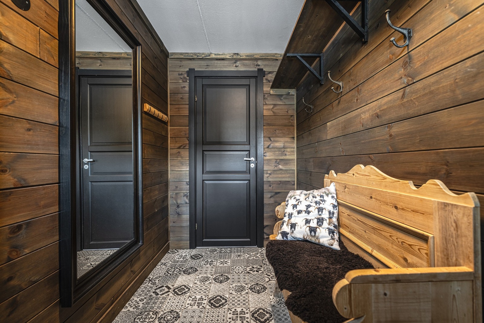 Romslig gang med inngang til innvendig bod/teknisk rom. Galleribilde