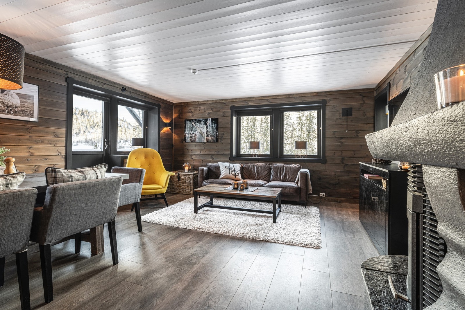 Lys og lun stue med flott peis - ekte fjellstemning! Galleribilde