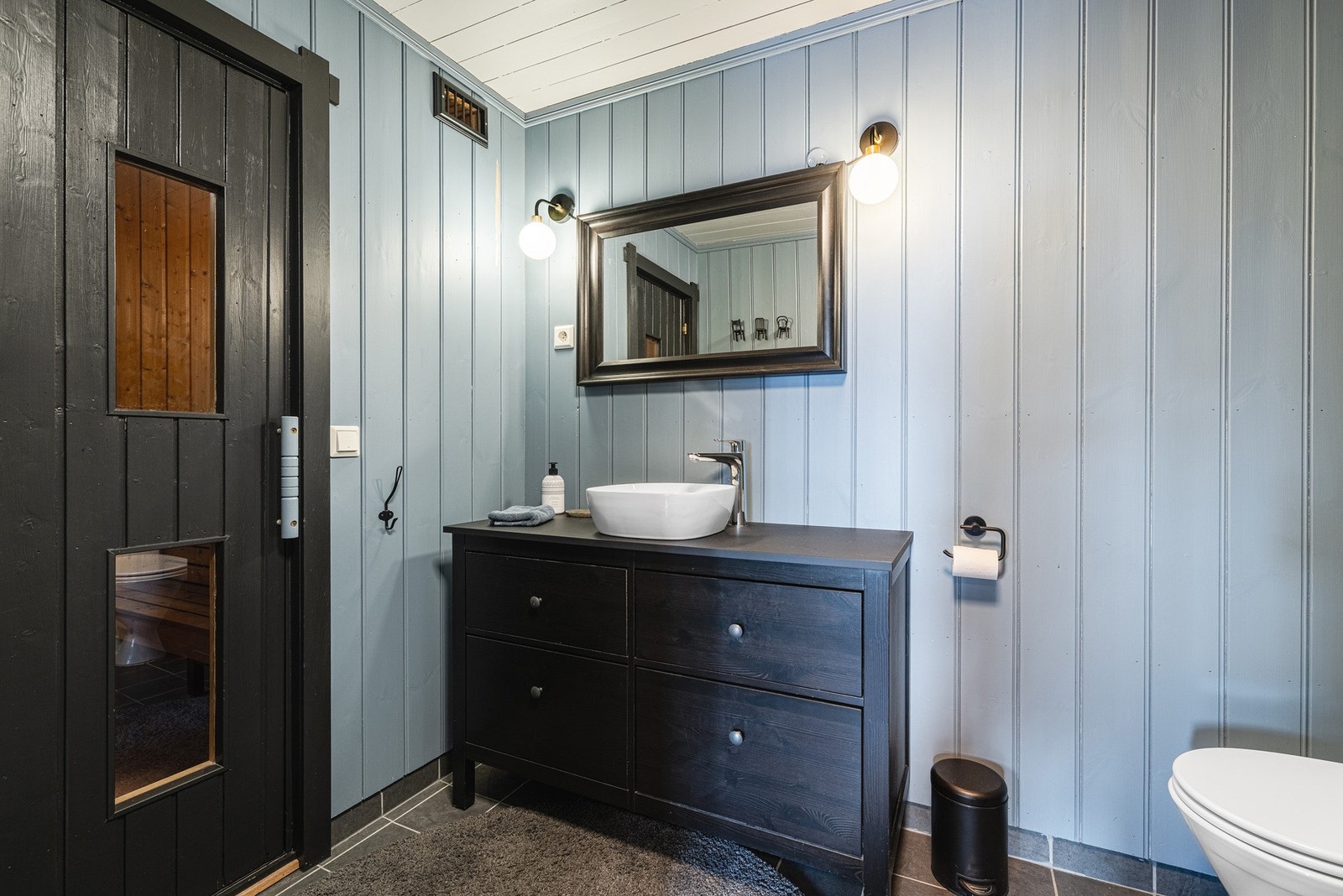 Delikat baderom med egen badstue Galleribilde