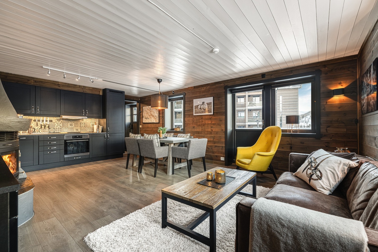 Store vindusflater og godt med naturlig lys - Den åpne kjøkkenløsningen glir sømløst inn mot stuen. Galleribilde