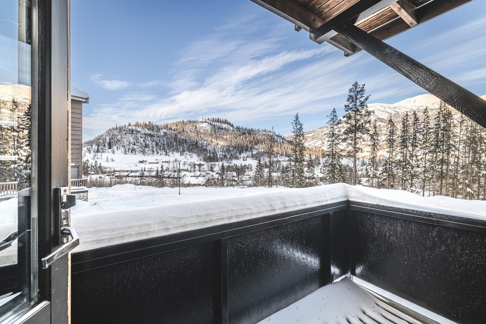 2 verandaer med utgang fra stue/kjøkken. En mot nordøst og en mot vest. Galleribilde