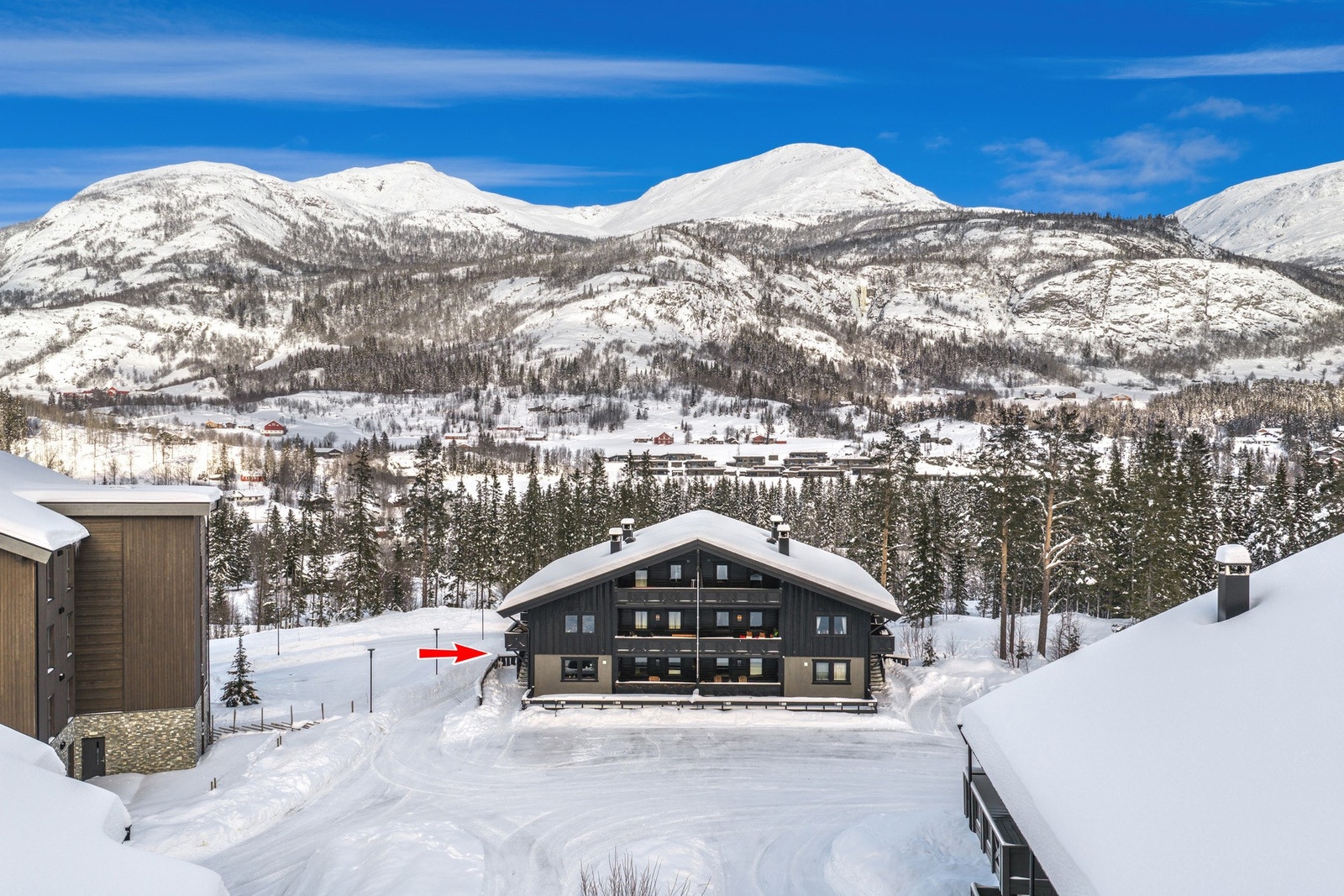 Fasaden møter fjellheimen med naturlige farger og innbydende uttrykk. Galleribilde