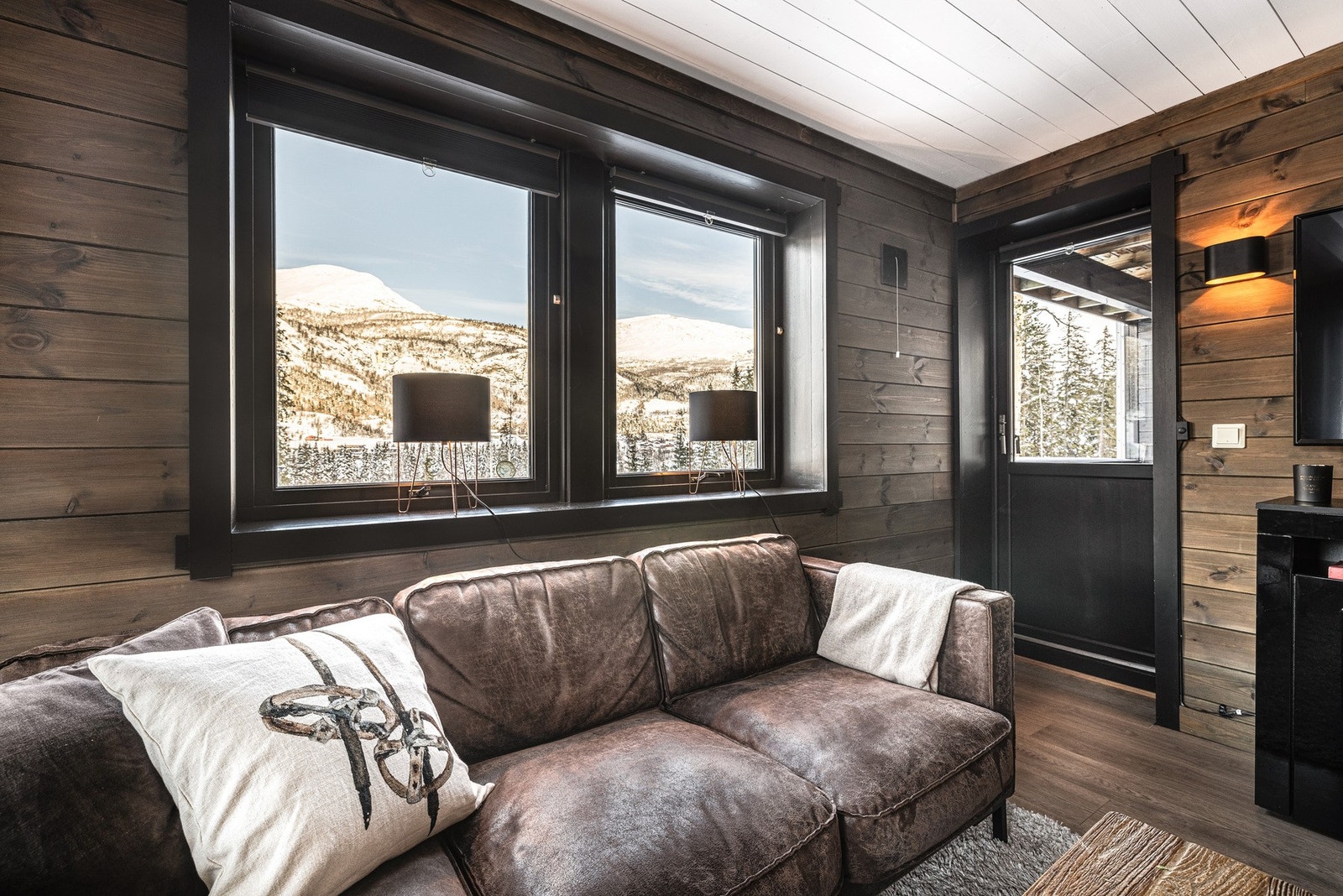 Utsikt fra sofakroken og utgang til veranda. Galleribilde