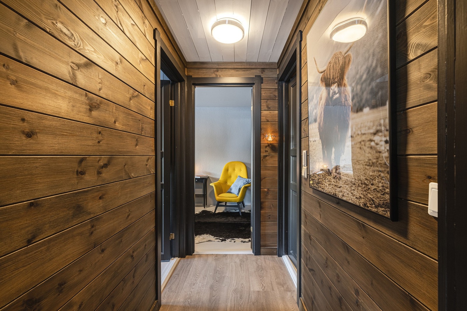 Gang mot soverom og baderom. Galleribilde