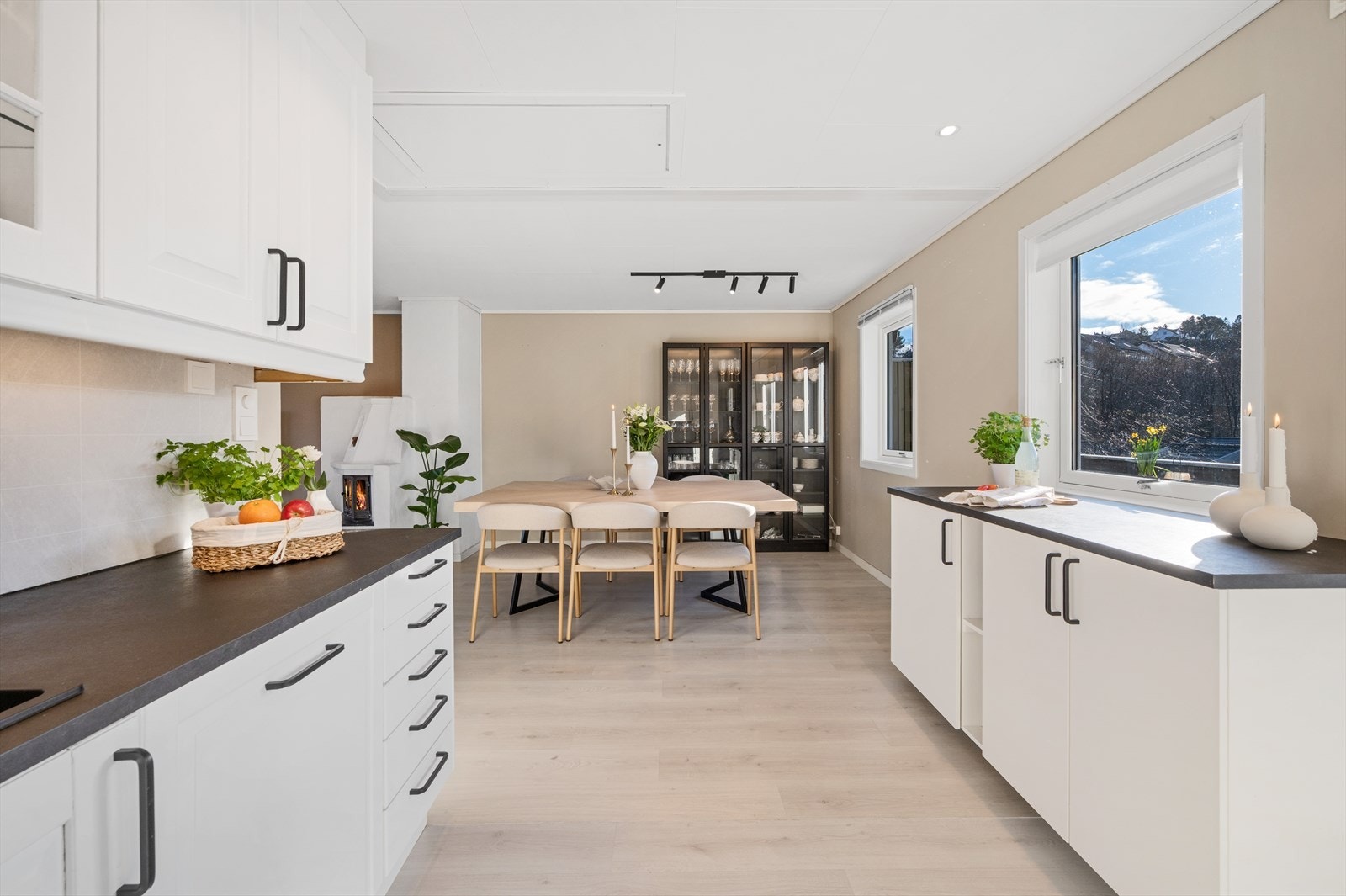 Ellers er kjøkkenet velutrustet med platetopp, stekeovn og oppvaskmaskin. Galleribilde