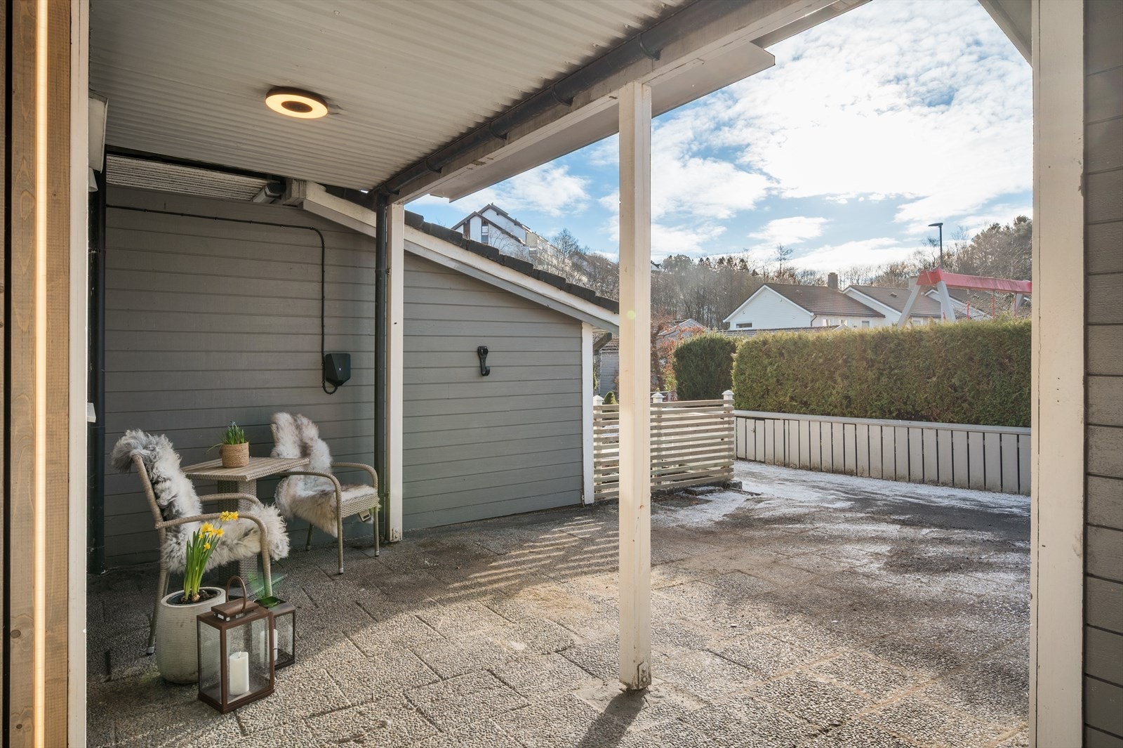 Praktisk med biloppstillingsplass med el-billader foran huset! Galleribilde