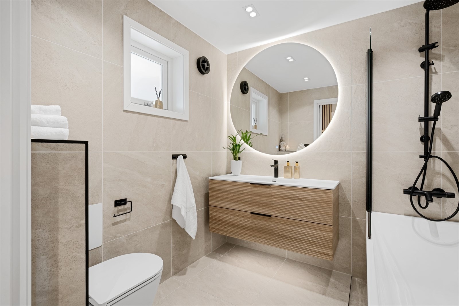 Boligen har et lekkert og moderne helflisert baderom fra 2024! Galleribilde