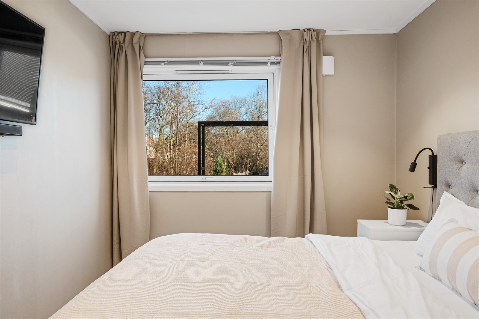 Det er god plass til både seng og tilhørende soveromsmøblement. Galleribilde