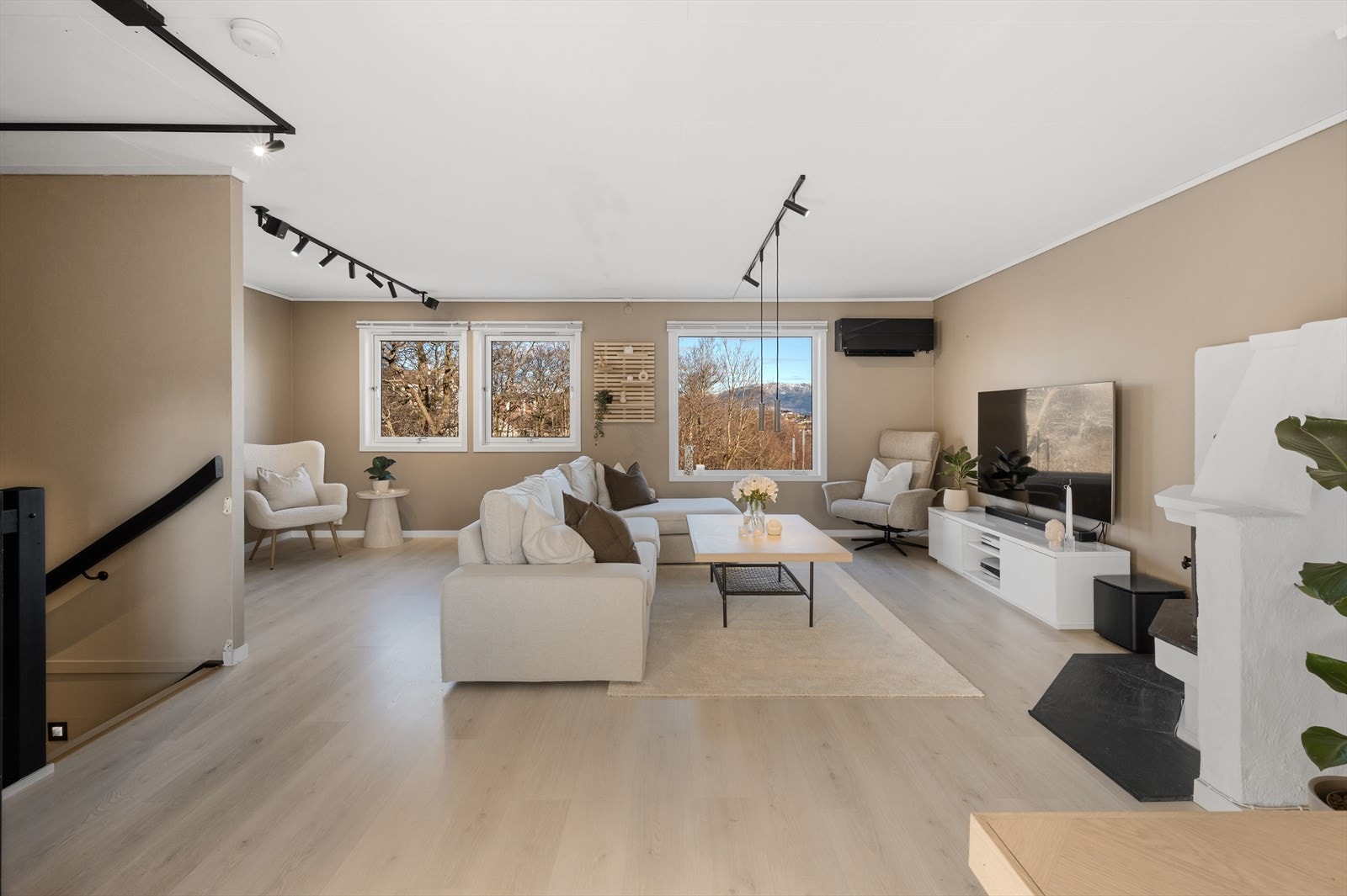 Stuen er av meget god størrelse og fremstår som lys og luftig med store vindusflater og rikelig med naturlig lysinnslipp. Galleribilde