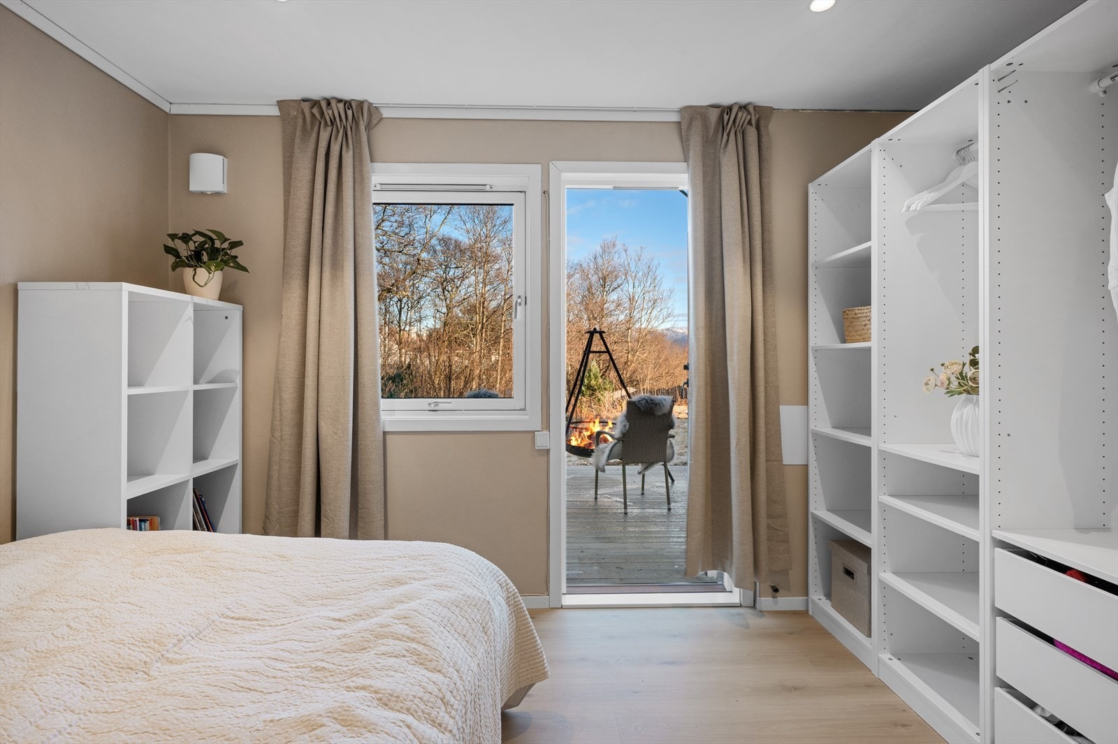 Fra hovedsoverommet er det utgang til en nydelig uteplass. Galleribilde