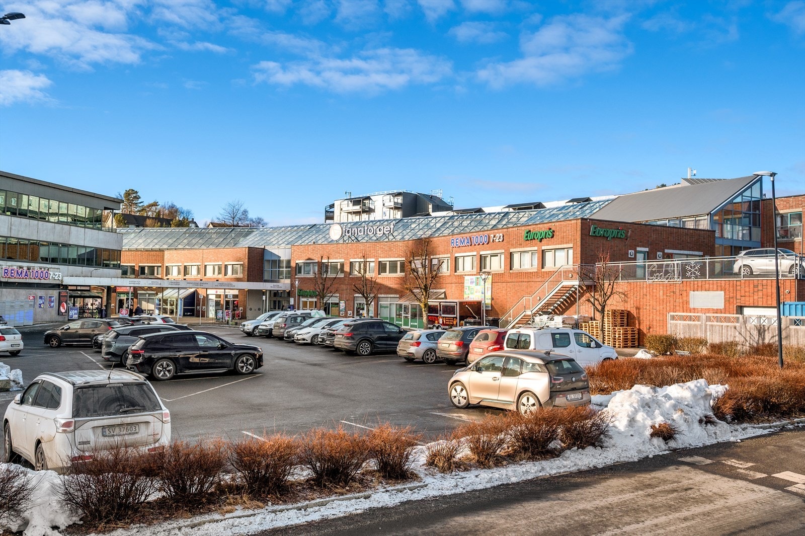 Eiendommen har en attraktiv beliggenhet i et populært og veletablert boligområde på Sandsli. Herfra er det kort vei til alt - perfekt for deg som ønsker en enkel og komfortabel hverdag! Galleribilde