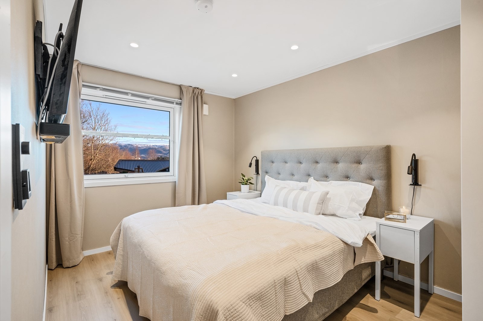 Boligens to øvrige soverom er også svært romslige og byr på gode møbleringsmuligheter. Galleribilde