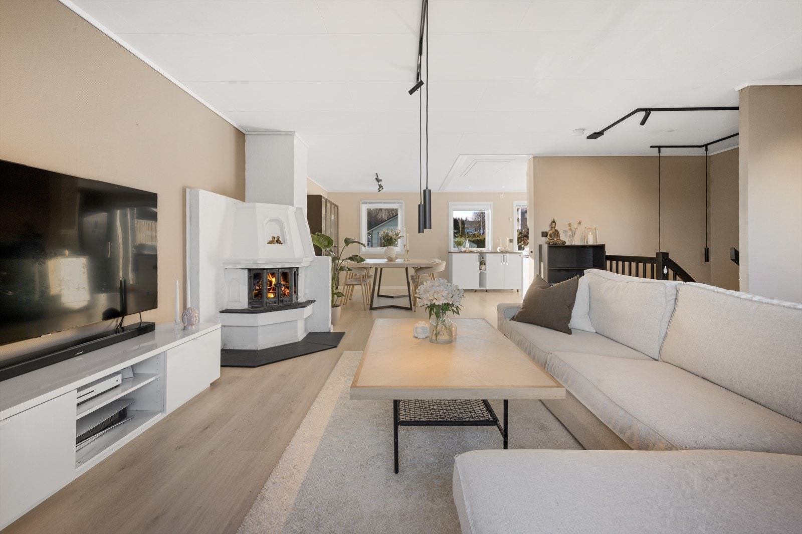 Det er god plass til både sofagruppe og tilhørende møblement, samt et romslig spisebord med stoler. Galleribilde