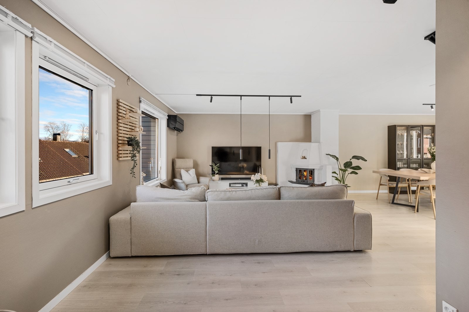 Gjennomgående pene overflater med lyse vegger og moderne gulv gir et helthetlig og stilrent uttrykk. Galleribilde