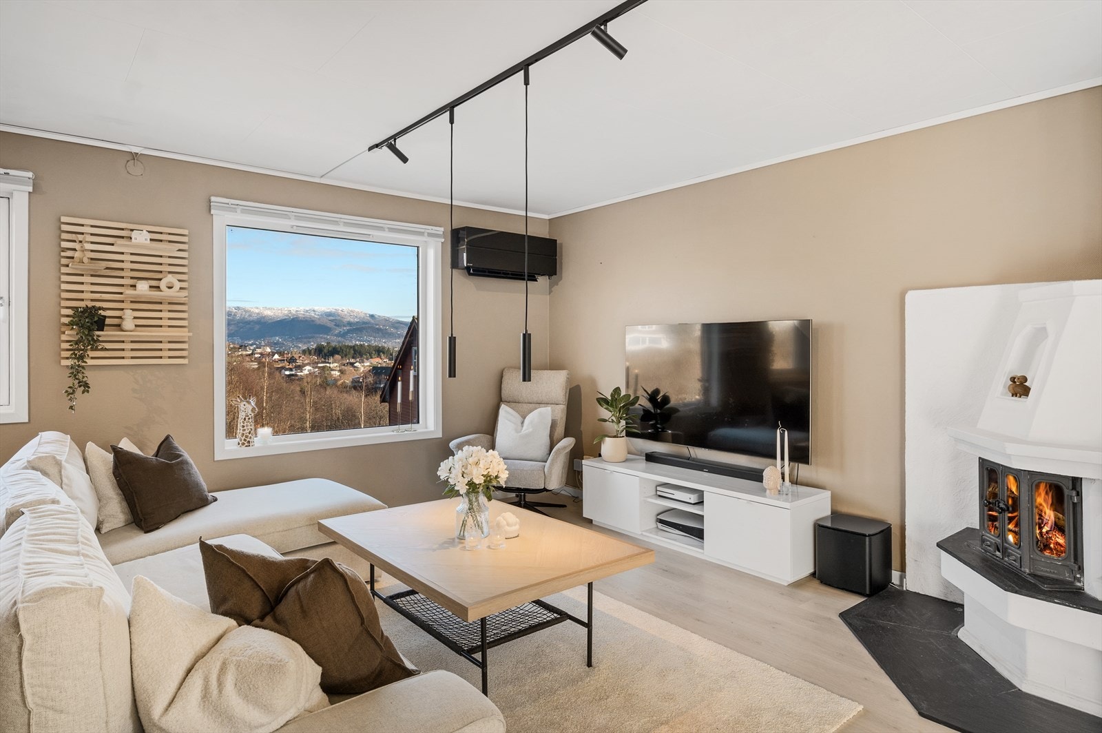 Stuen byr på en flott vedovn som skaper en lun og hjemmekoselig atmosfære, og gir behagelig varme selv på de kaldeste dagene. Galleribilde