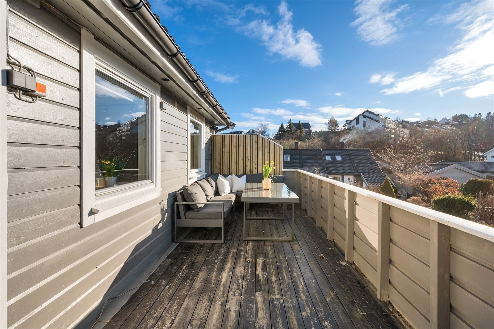 Altanen er av god størrelse og gir gode muligheter for både møblering og hyggelige uteopphold. Galleribilde