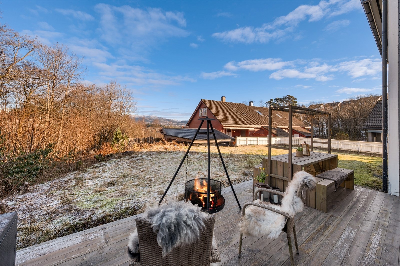 Uteplassen er pent opparbeidet og byr på gode muligheter for både avslapning og sosialt samvær. Galleribilde