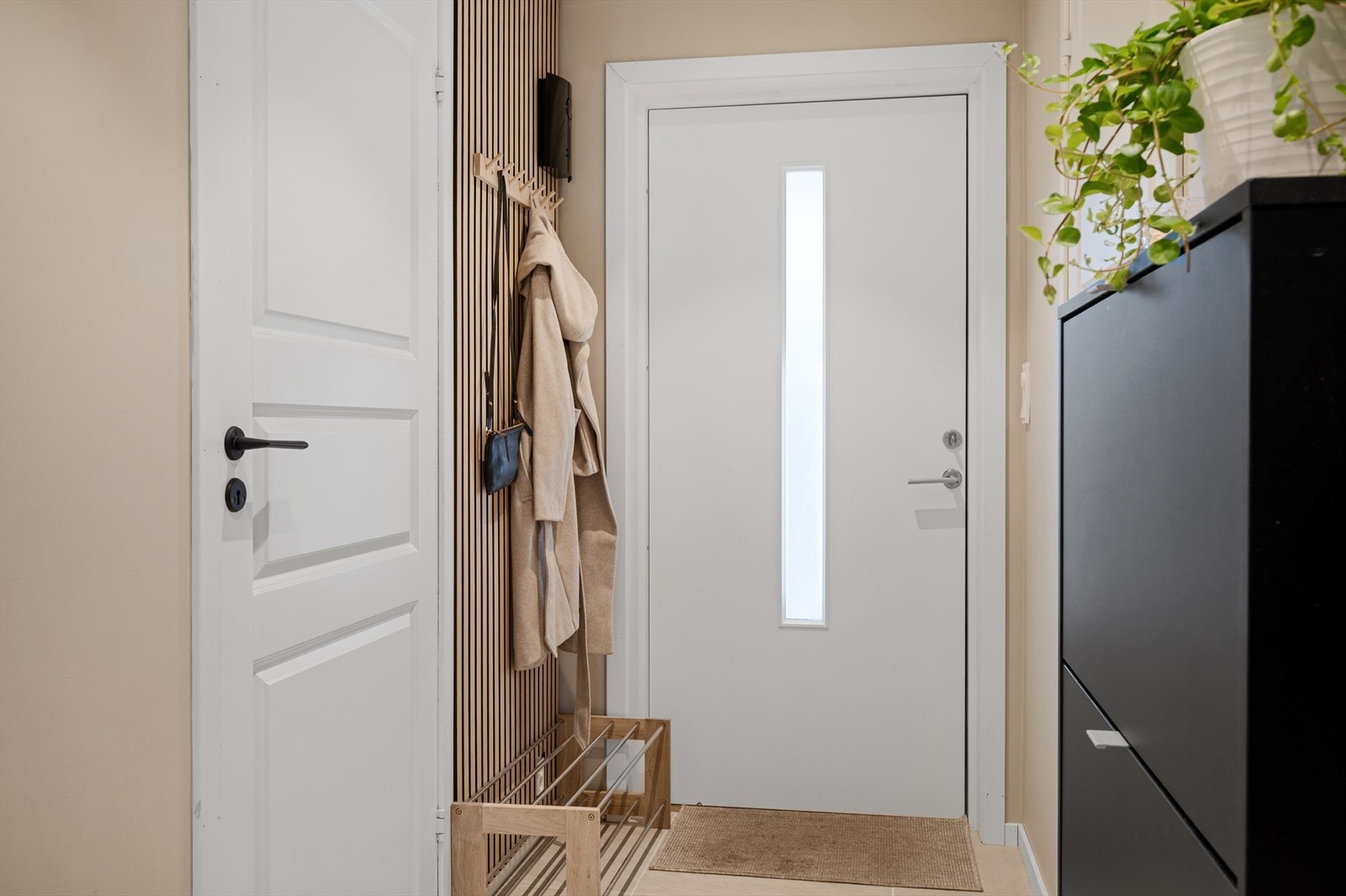 Det første som møter deg er et svært innbydende inngangsparti på 10,5 m². Her er det god plass til å henge fra seg yttertøy og sette fra seg sko. Galleribilde