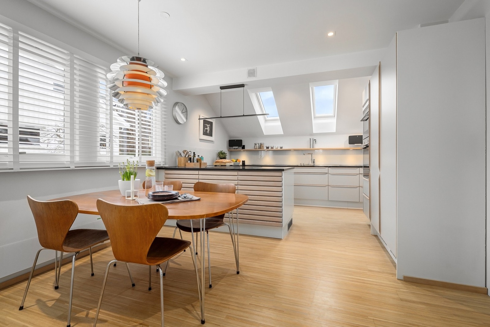 Stort og innbydende kjøkken med peis og spiseplass. Galleribilde