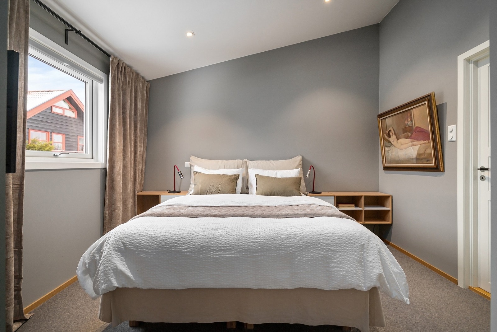 Hovedsoverom er av god størrelse , privat og med lite innsyn. Galleribilde