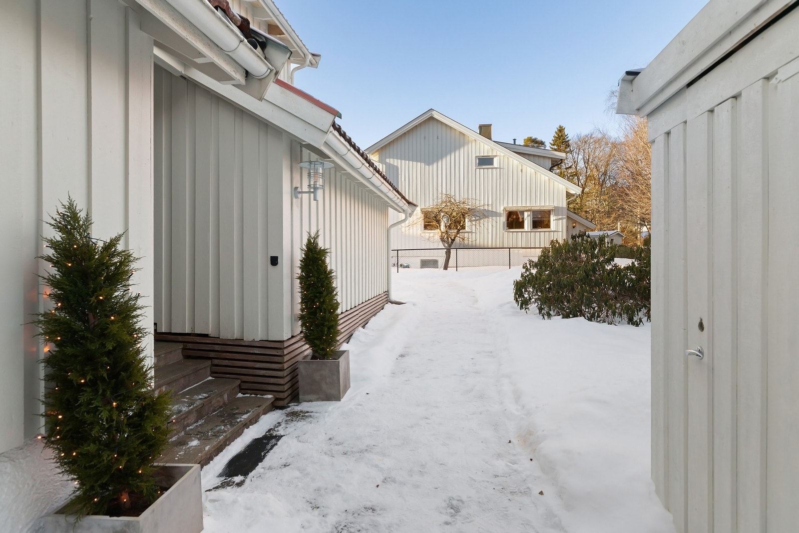 Hyggelig inngangsparti, med overbygg og praktisk utebod. Galleribilde