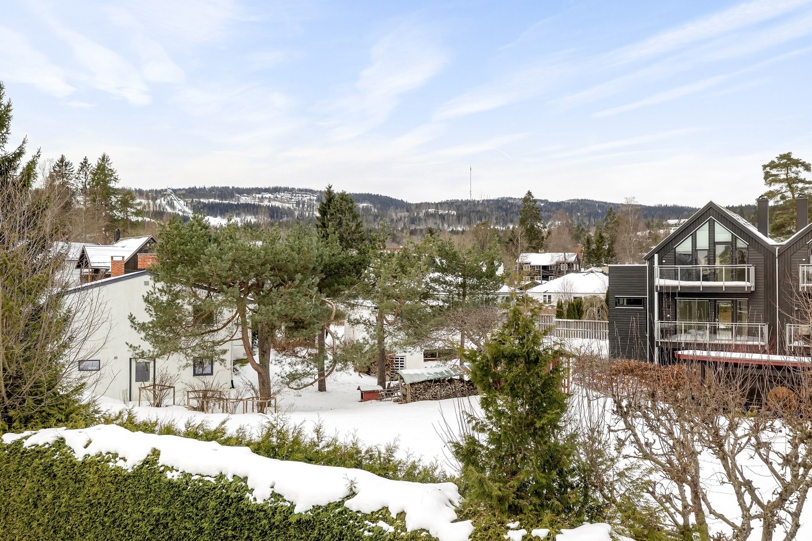 Utsikt mot Midtstuen hoppbakke og Voksenkollen fra soverommet Galleribilde