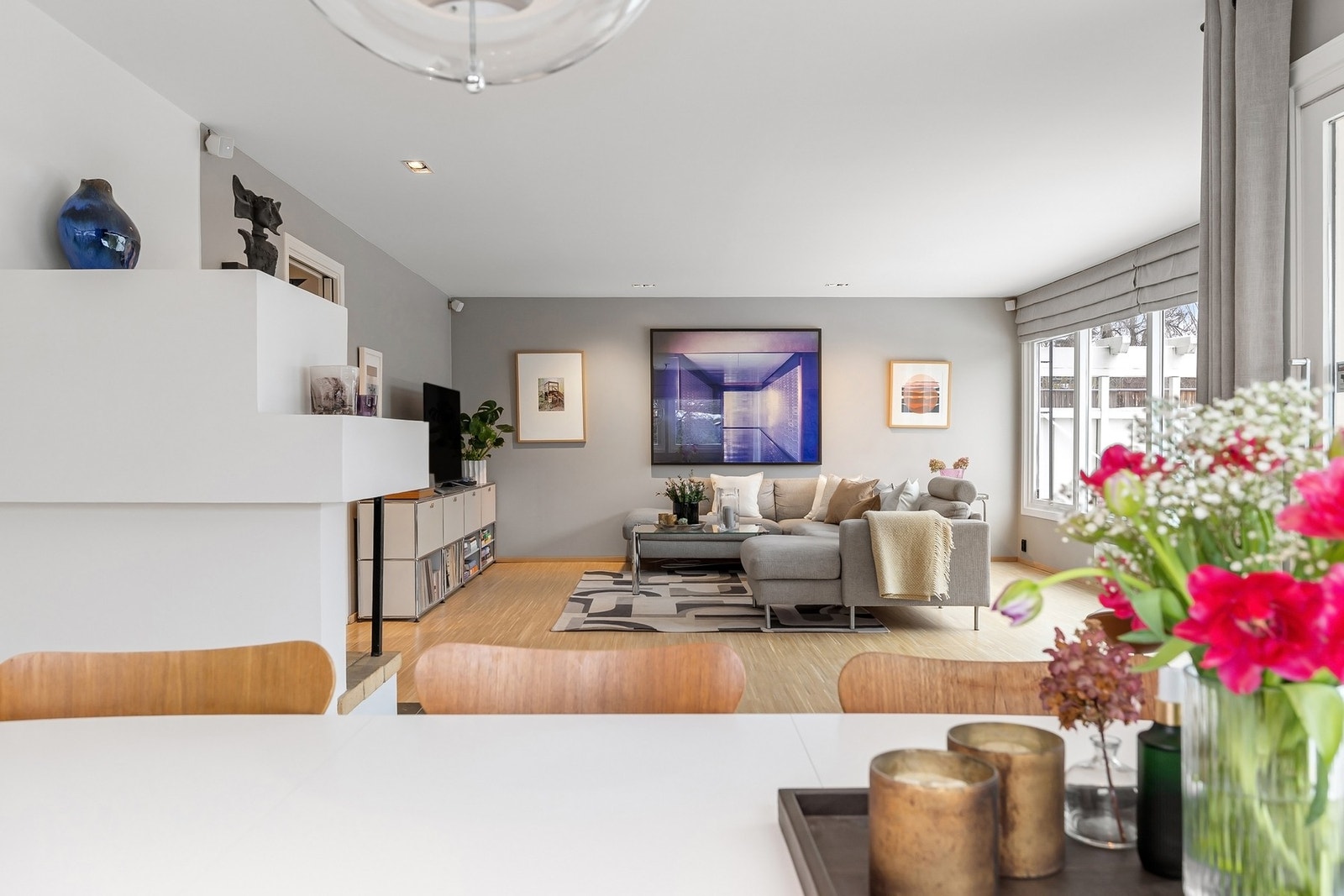 Det har blitt utført betydelige oppgraderinger og utvidelse av boligen de senere år. Praktiske løsninger og store oppholdsrom, gir god boltreplass for storfamilien. Galleribilde