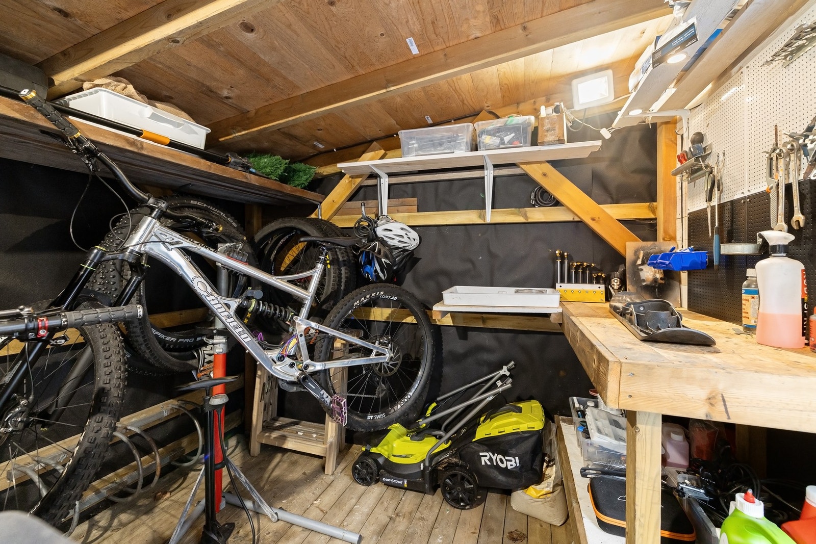 Frittstående sportsbod /smørebod, (ca 6,4 kvm) like utenfor inngangspartiet. Galleribilde