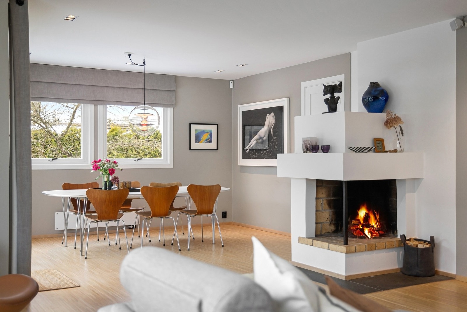 Hyggelig peis i stuen, er med på å skape den rette stemningen i rommet. Galleribilde