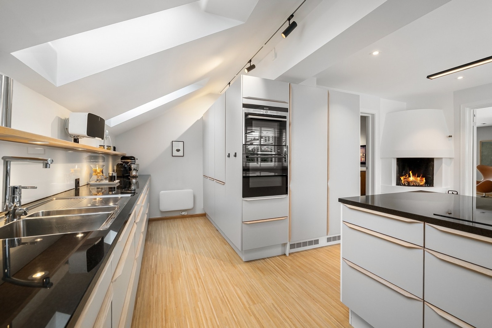 Kjøkkenet har innredning med soft close, granitt benkeplate med nedfelt stålkum og induksjonstopp. Kombi
avtrekk/ integrert komfyr, oppvaskmaskin, micro og kjøleskap/frys. Galleribilde