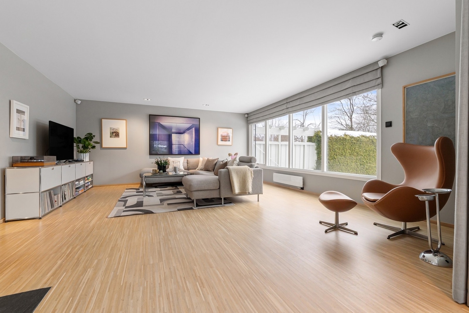 Romslig og lys stue, med store vindusflater som gir mye lys til rommet. Galleribilde