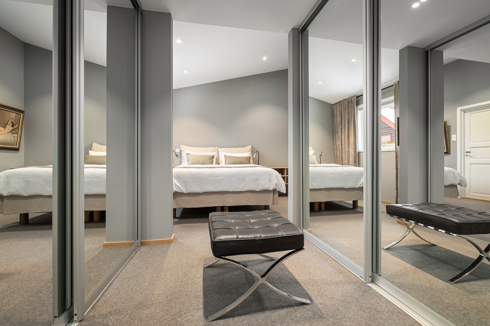 Hovedsoverom har stor walk-in garderobe, og en suite baderom. Galleribilde