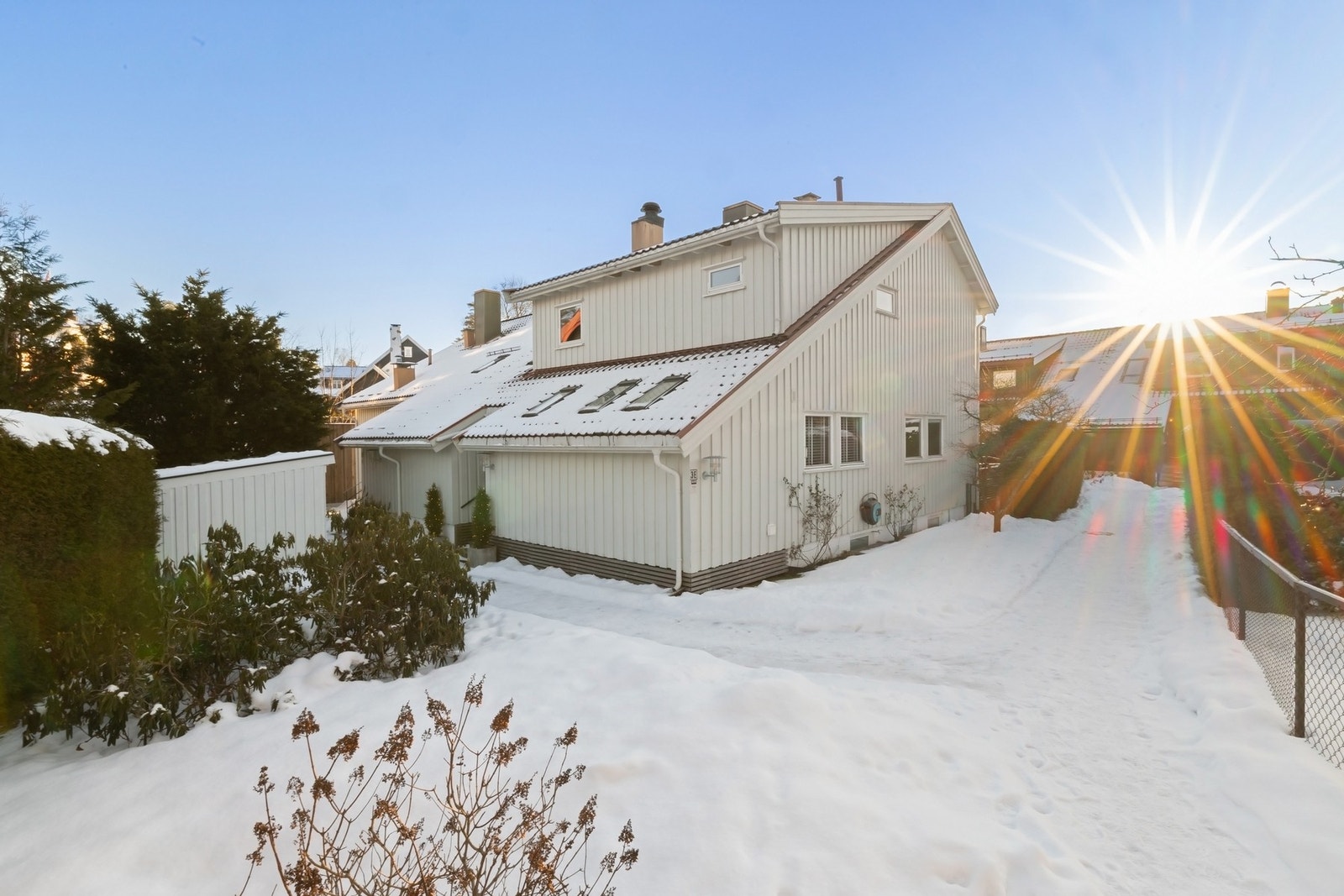 Skådalsveien 3E, ligger tilbaketrukket og skjermet fra vei, tett på skoler og fritidsaktiviteter. Galleribilde