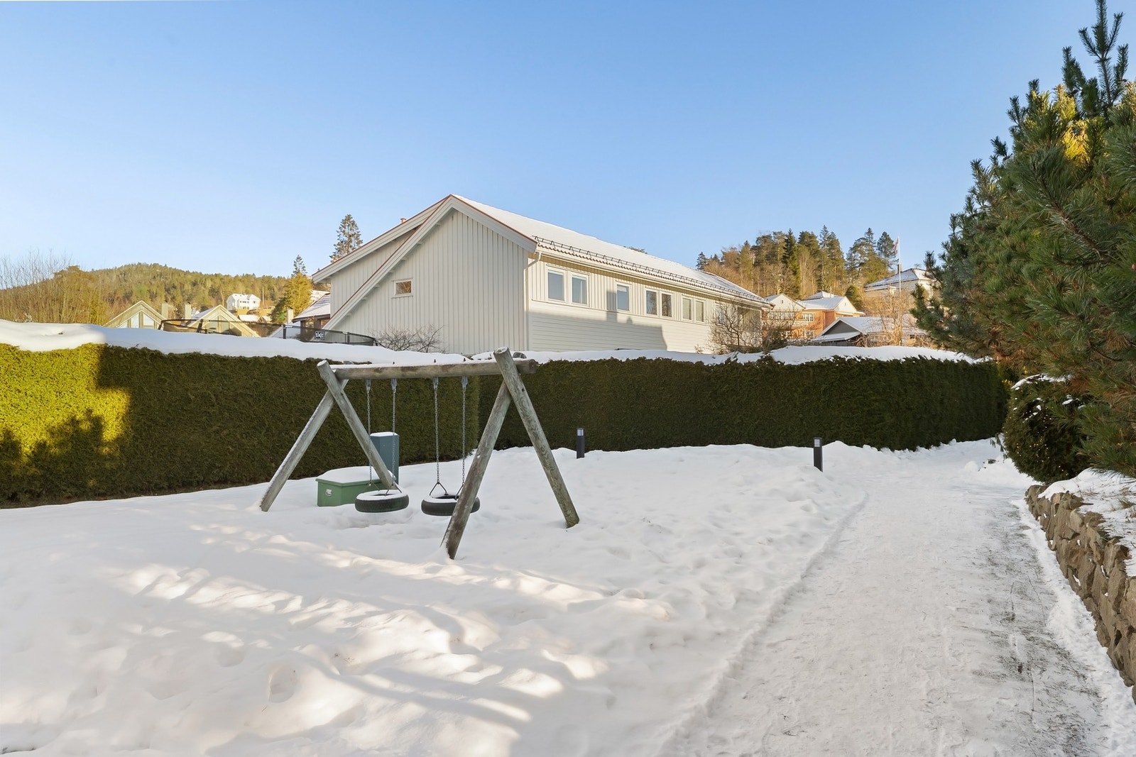 Stort fellesareal/lekeplass med apparater for barna. Galleribilde