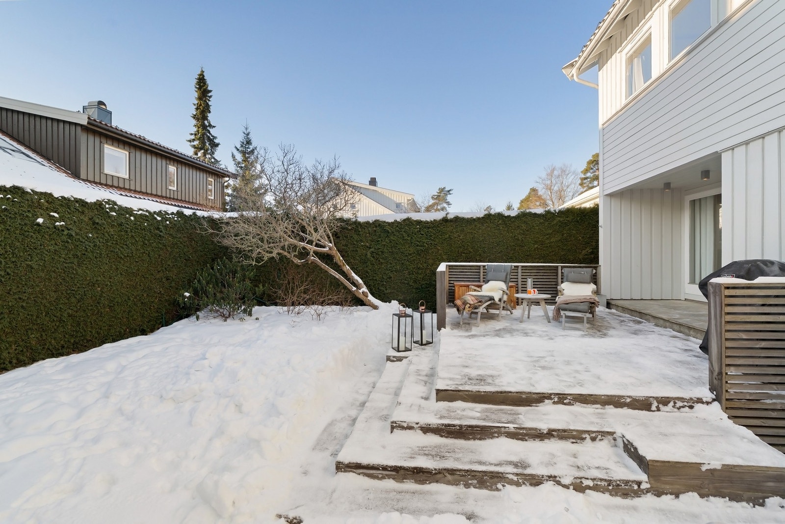 Hagen er godt skjermet med "voksen" hekk, som gir lite innsyn. Galleribilde