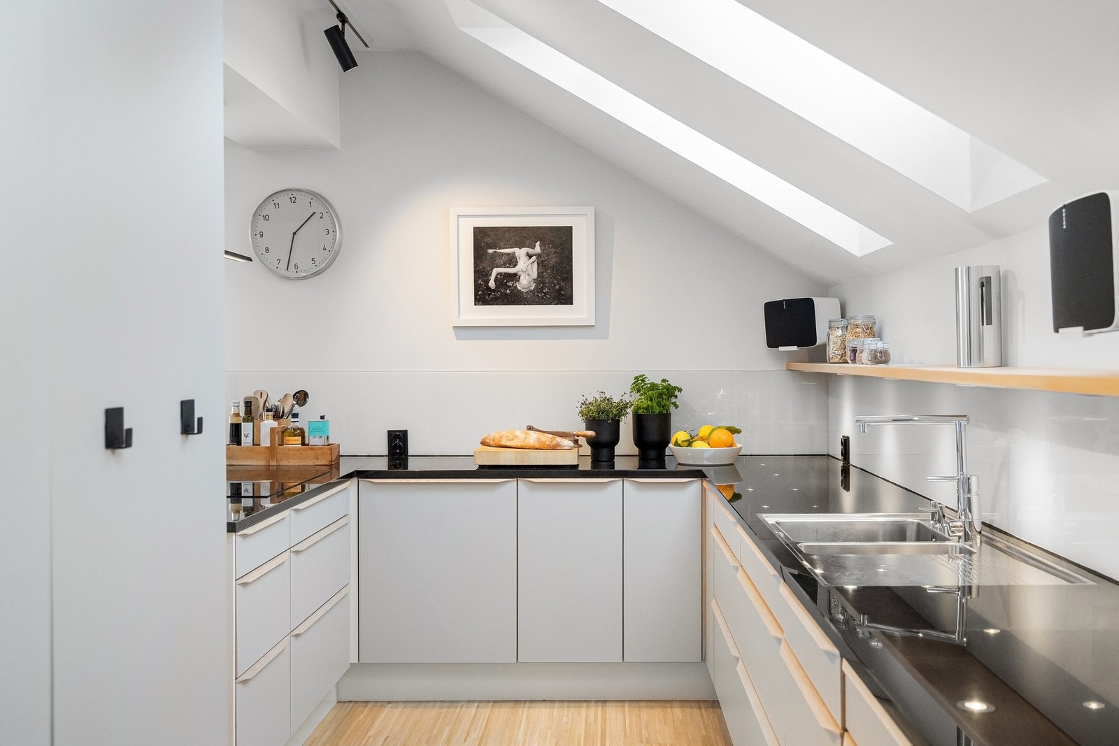 Takvinduene på kjøkkenet, gir mye naturlig lys til rommet. Galleribilde