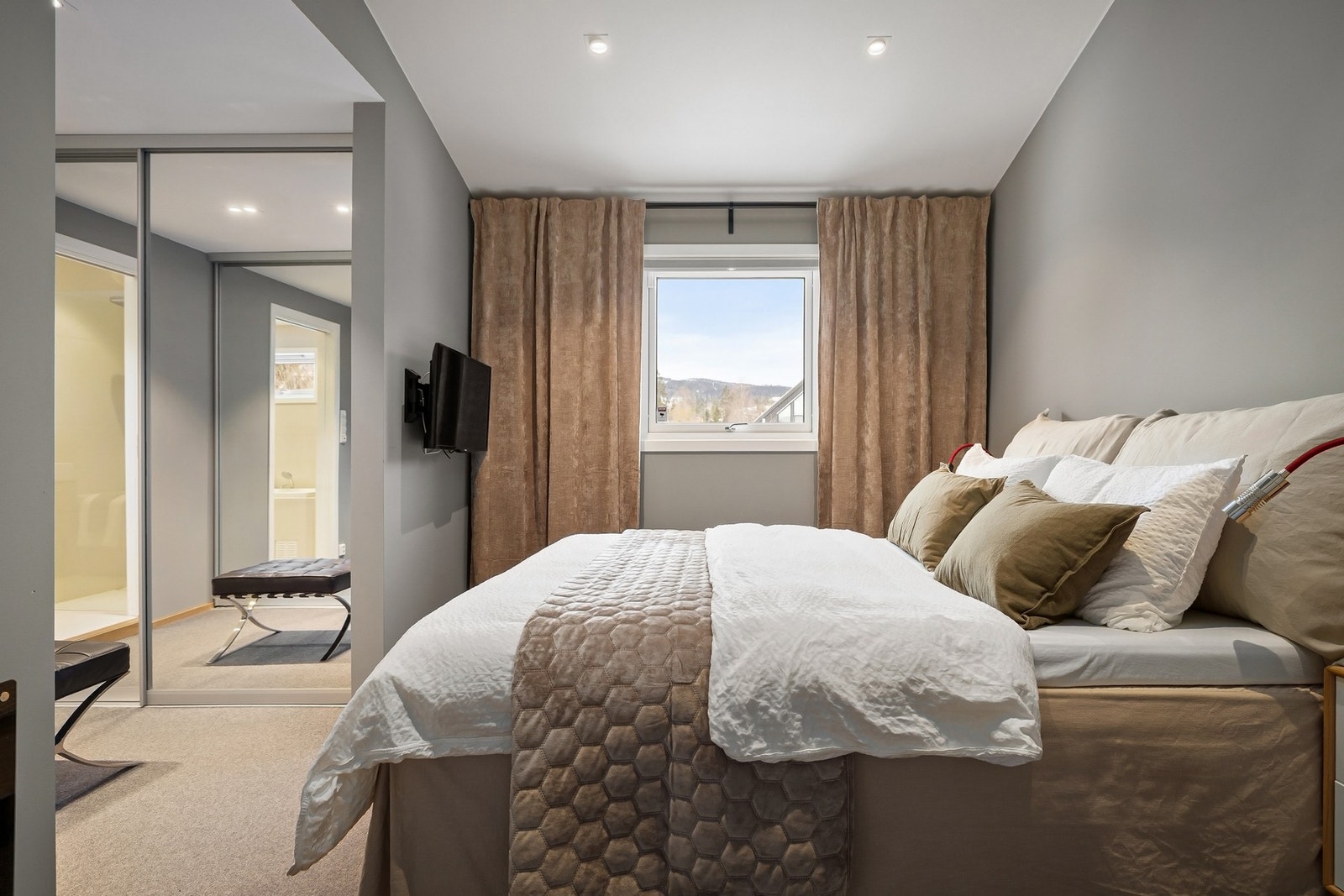 Hoved soverom med walk-in garderobe og en suite baderom. Galleribilde