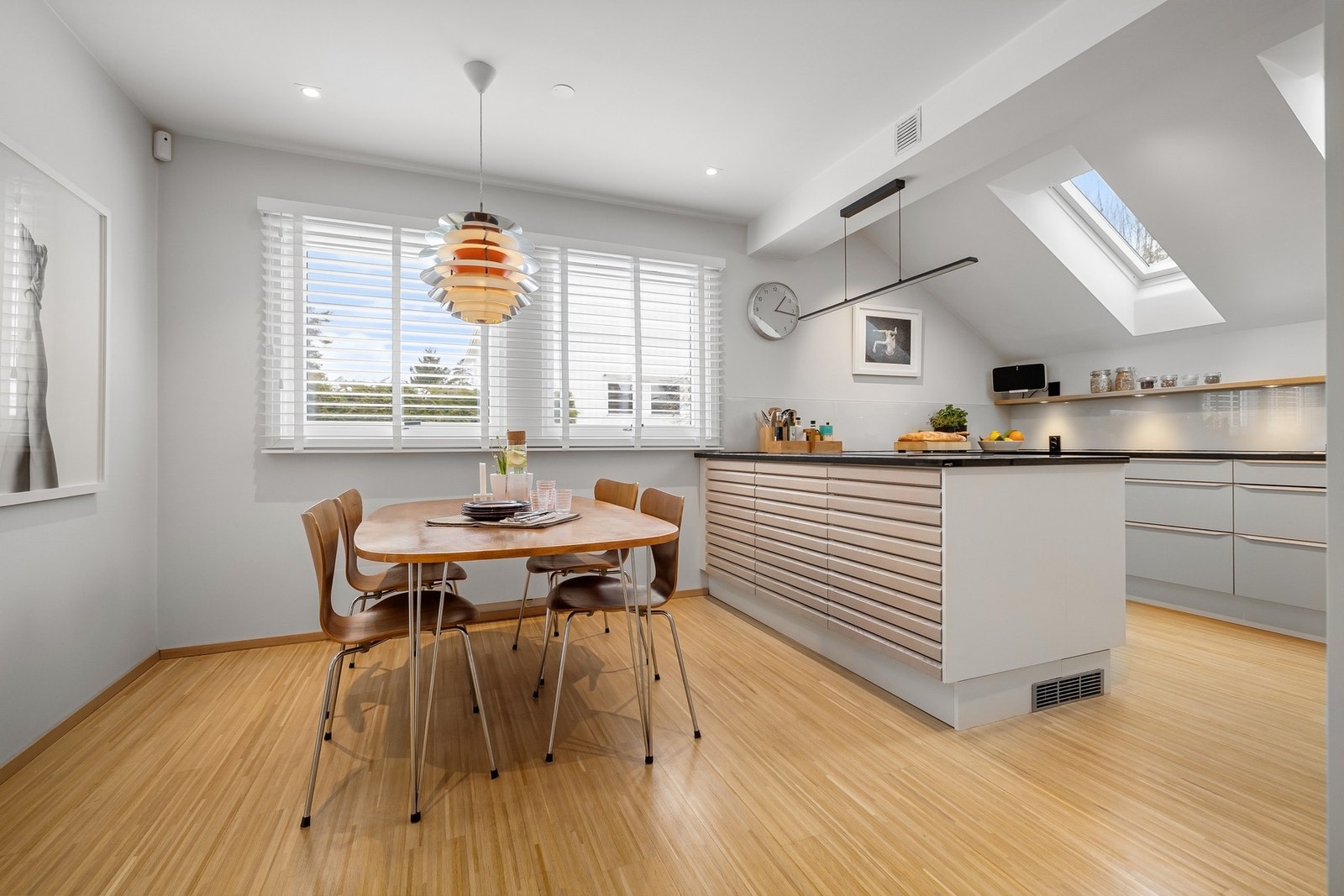 Kjøkkenet er et naturlig samlingspunkt for familien i hverdagen Galleribilde