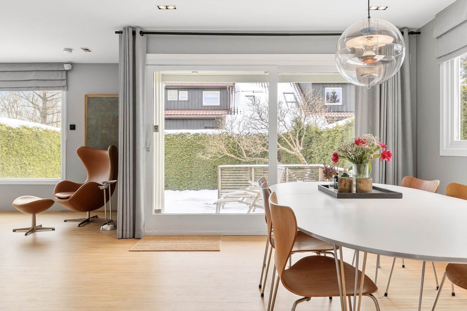 Utgang fra spisestuen til stor terrasse og skjermet hage. Galleribilde