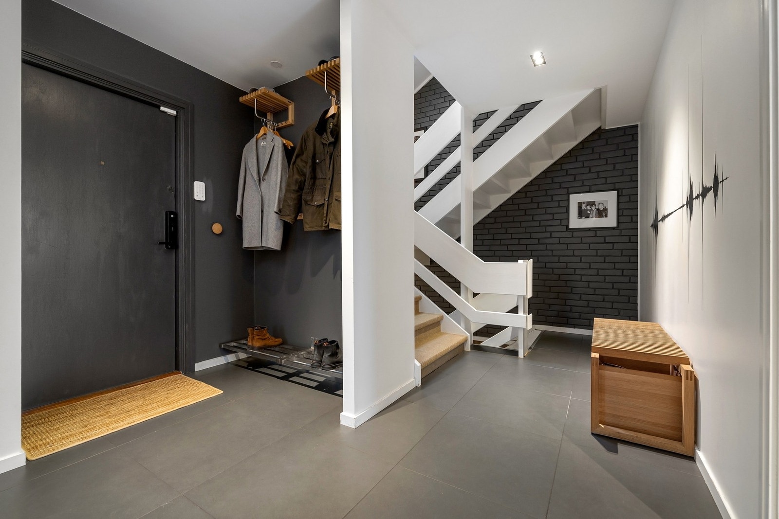 Innbydende og romslig entré/hall med garderobeheng. Galleribilde