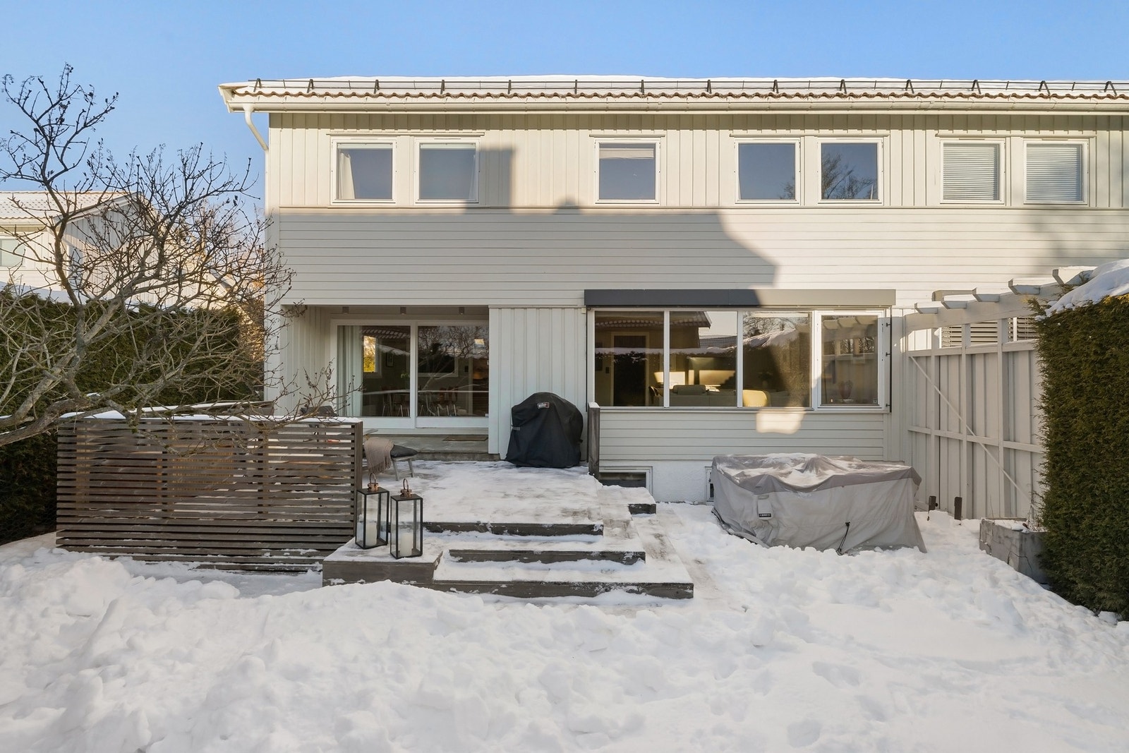 Tomten er skjermet og pent opparbeidet med stor terrasse platting og videre adkomst til grøntareale med diverse beplantning. Galleribilde