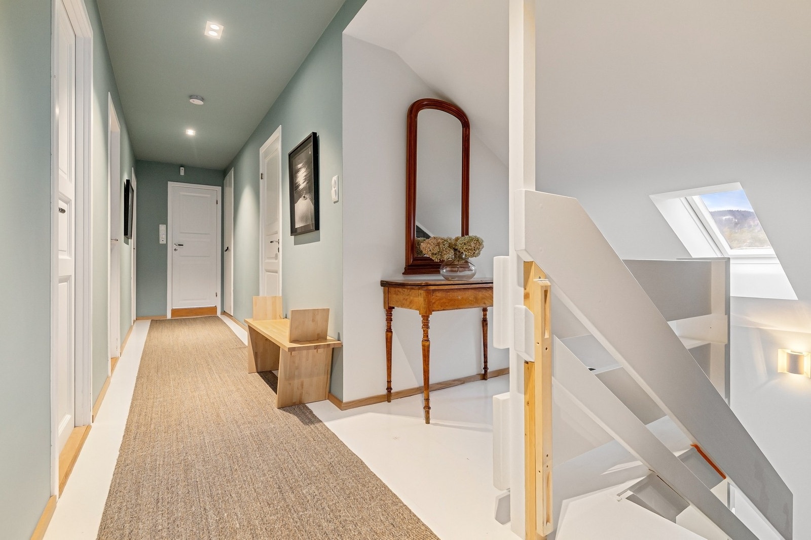 Annen etasje består bl.a. av fire store soverom og 2 baderom. Galleribilde